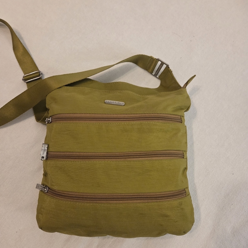 BAGGALLINI Bigโ Zipper Bagg RFID Green Nylon Triple Zip Crossbody Messenger Bag - Picture 2 of 13